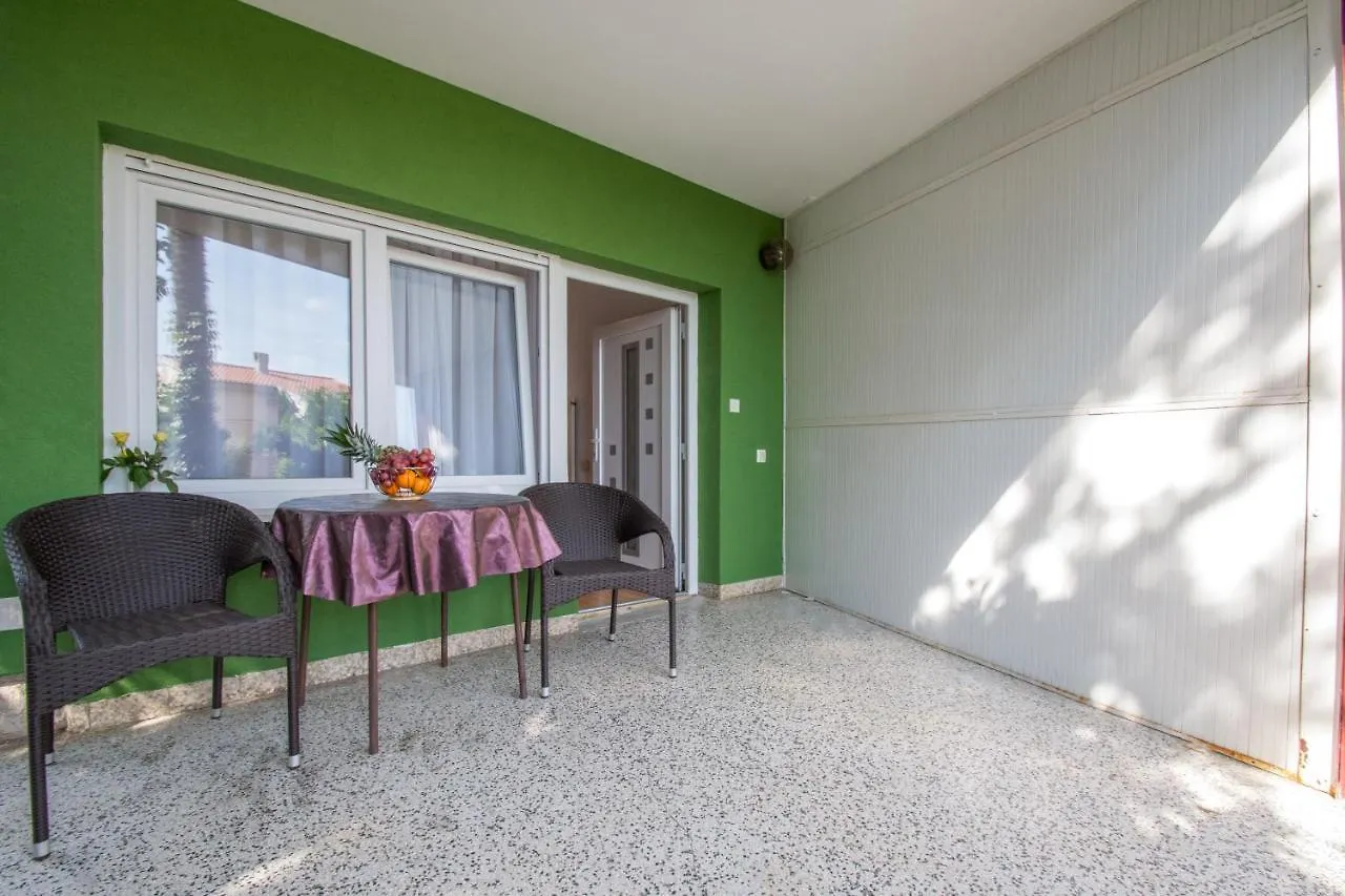 Apartmani Crikvenica 29894 - Lucica 0*,